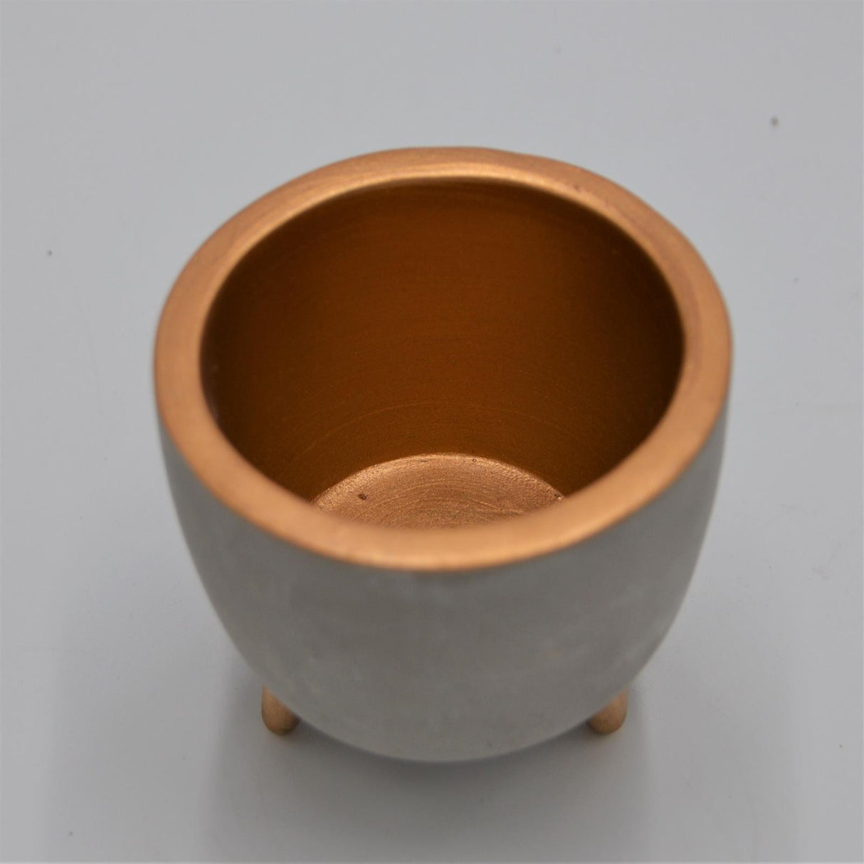 Beton Übertopf EMMA mit Füßen und Gold Akzenten für 6cm Sukkulenten